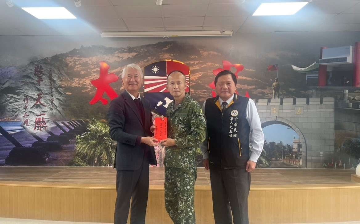 軍友社秘書長簡士偉（右）陪同新光人壽董事長魏寶生（左）前往金門防衛指揮部頒贈慰問金，由金防部指揮官黃先任將軍（中）致代表接受。（圖／新壽提供）