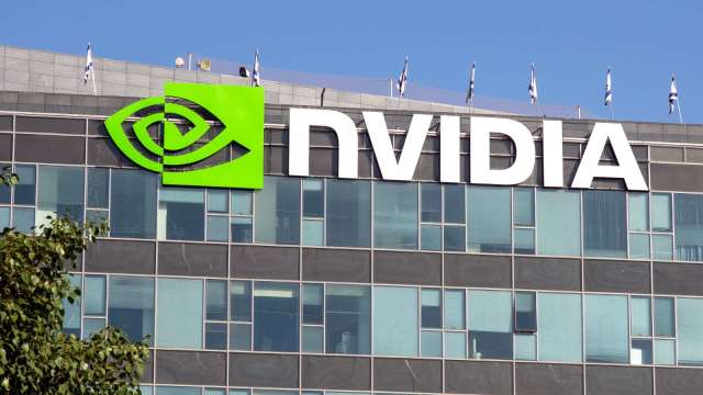 輝達GPU稱霸AI市場，但客製化ASIC成長速度可能更快。