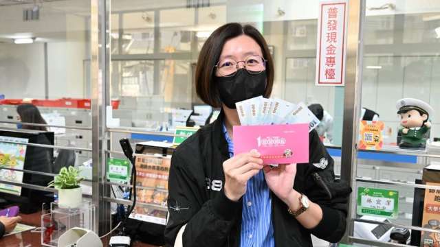 普發1萬分流超給力！27.3萬人郵局臨櫃領現3分鐘搞定 12/1起免看單雙號。（圖：中華郵政提供）