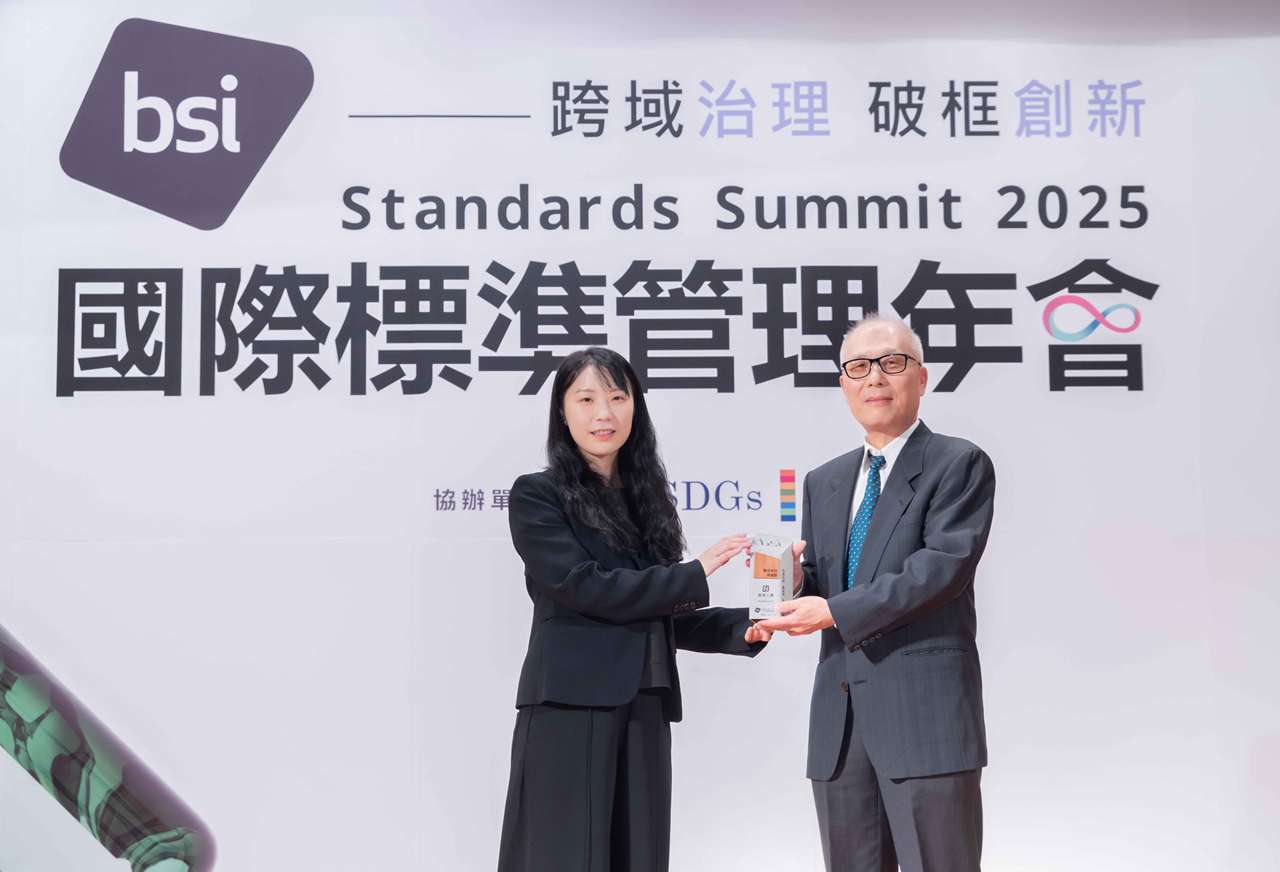 富邦人壽榮獲BSI「2025數位信任獎」卓越獎，由數位發展部資通安全署副署長鄭瑋(圖左)頒獎予富邦人壽副總經理黃文解(圖右)