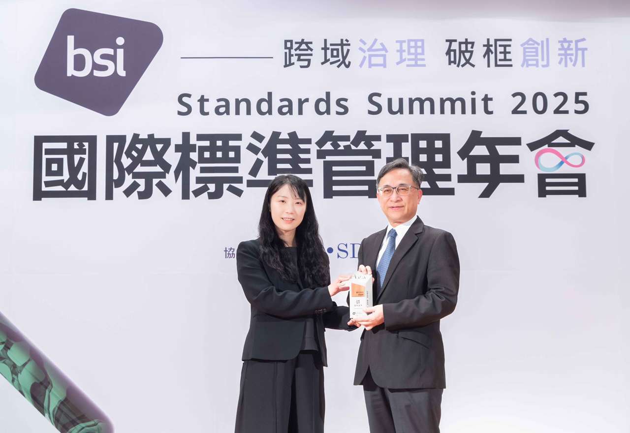 富邦證券榮獲BSI「2025數位信任獎」卓越獎，由數位發展部資通安全署副署長鄭瑋(圖左)頒獎予富邦證券副總經理林昶棟(圖右)