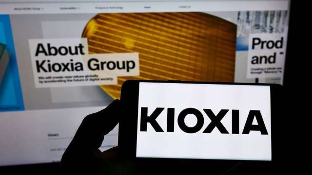 記憶體要變天了？鎧俠大股東狂倒貨套現23億美元 股價直崩12%。(圖:shutterstock)