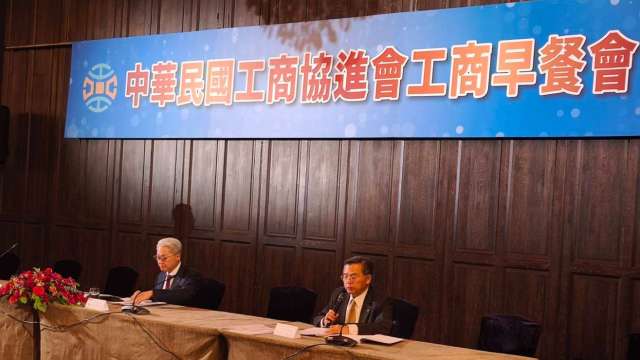 工商協進會理事長吳東亮吳東亮(左)表示，台灣不能僅獨尊AI，樂觀明年經濟成長率持續亮眼。(鉅亨網記者黃皓宸攝)