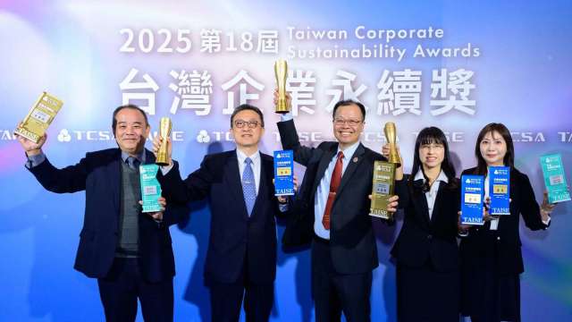 富邦金控及子公司橫掃2025台灣企業永續獎,總獲獎數達22座,為獲獎數最多之金控公司,更寫下參獎12年以來新高紀錄。(圖/富邦金控提供)