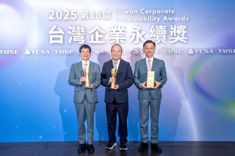 玉山金控暨玉山銀行創辦人黃永仁(中)、董事長黃男州(左)、永續長張綸宇(右)共同出席「台灣企業永續獎」頒獎典禮。