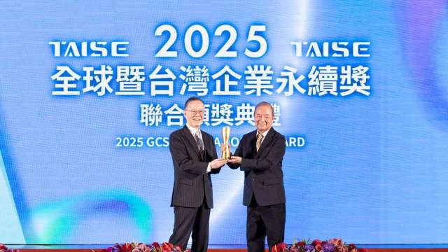 中華民國無任所大使簡又新(左)頒發台灣企業永續獎最高榮譽「企業永續終身成就獎」予玉山金控暨玉山銀行創辦人黃永仁(右)。(圖/玉山金提供)