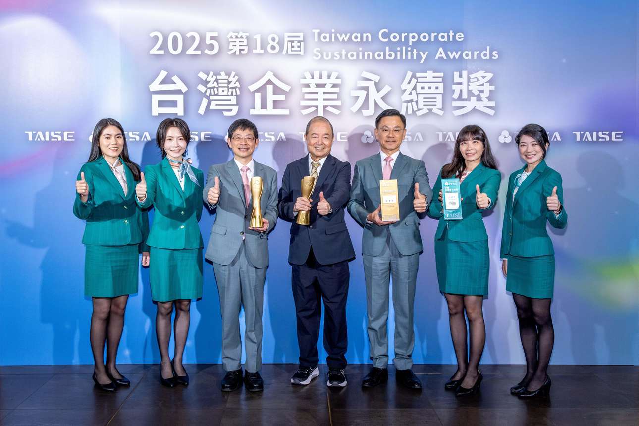 玉山金控暨玉山銀行創辦人黃永仁(中) 、董事長黃男州(左三)、永續長張綸宇(右三)率隊出席「台灣企業永續獎」頒獎典禮。