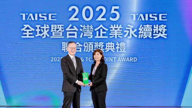 圖說:凱基證券榮獲TCSA台灣企業永續獎兩項大獎,由台灣永續能源研究基金會董事長簡又新頒獎,凱基證券資深副總經理邱媛貞(右)代表領獎。