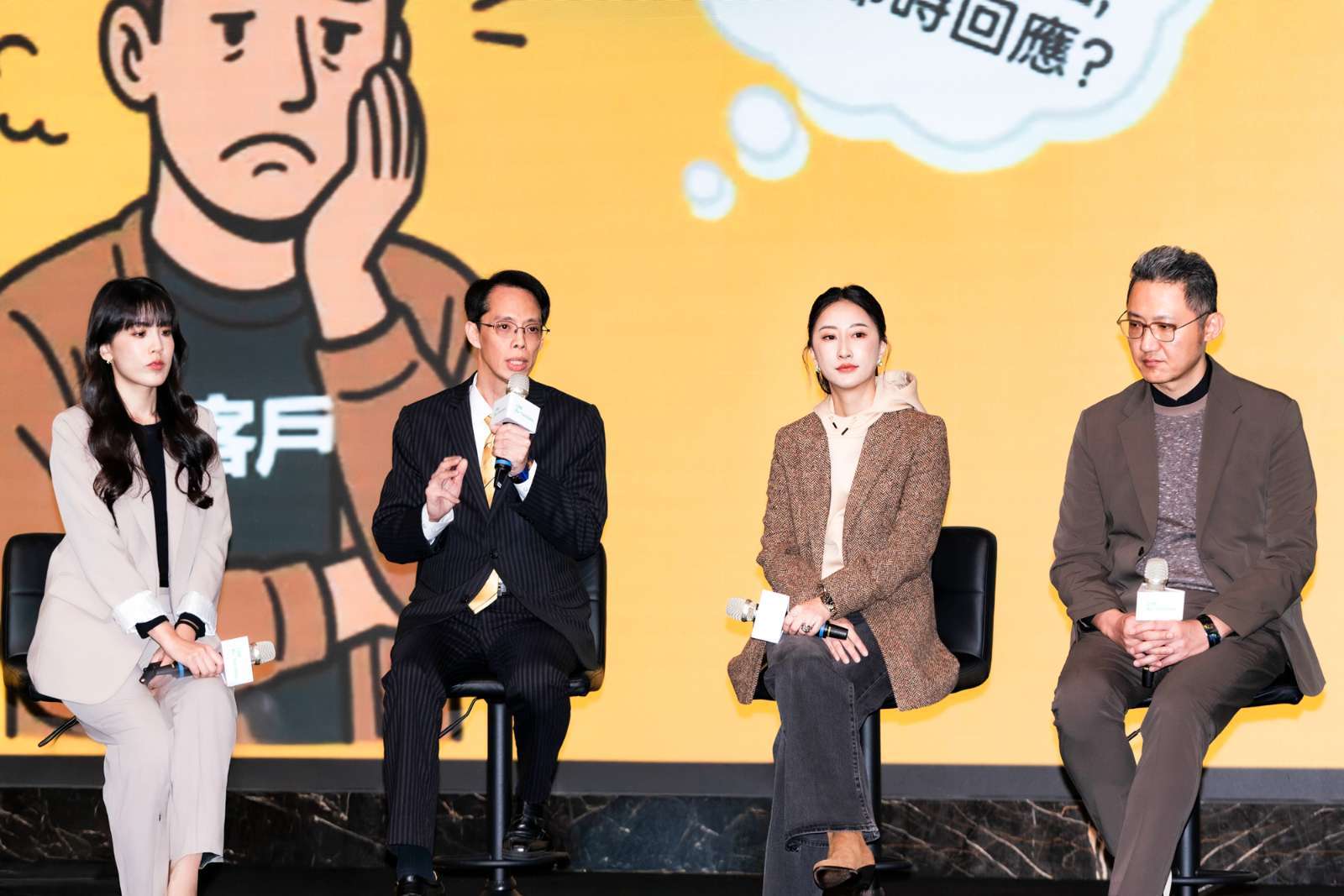 永慶房產集團資訊部協理呂學堯(左2)表示，永慶AI特助導入永慶累積30多年的實務經驗，讓房屋推薦更精準高效。(圖：永慶提供)