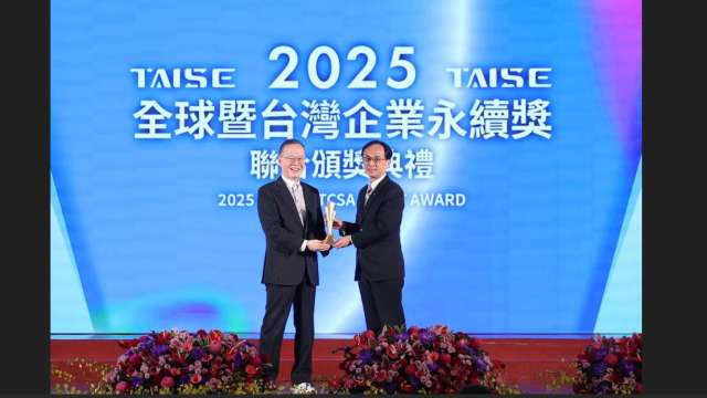 信義房屋在治理、環境與社會面向展現長期深耕成果,除獲TCSA與GCSA的四項ESG獎項外,也獲BSI ESG 永續發展獎「領航獎」。信義房屋副總經理陳志桓(右)代表領獎。(圖:信義房屋提供)