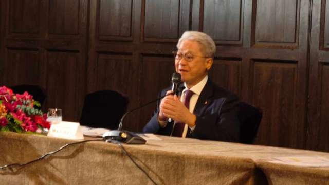 吳東亮點名財政部對金融業提稅制修正太保守,周休三日仍需從長計議。(鉅亨網記者黃皓宸攝))