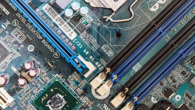 戴爾、惠普齊聲警告：AI熱潮榨乾記憶體供應 成本將「前所未有」飆升。(圖:shutterstock)