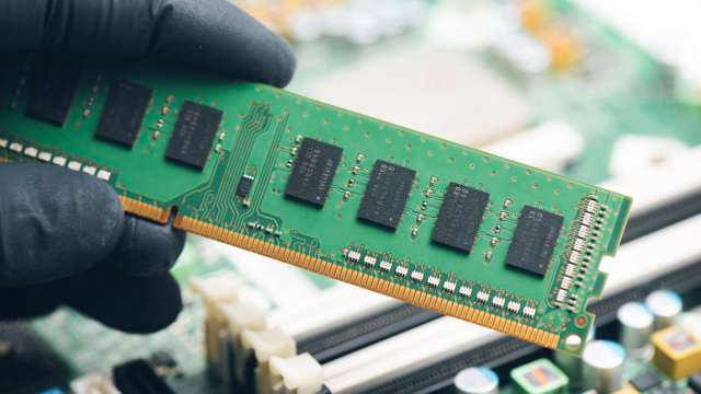 全球記憶體晶片荒加劇！戴爾、惠普齊聲警告：2026年成本狂飆 消費者最後埋單（圖：Shutterstock）