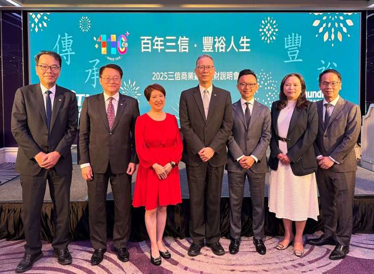 三信商業銀行攜手東方匯理投信為中部貴賓舉辦「百年三信．豐裕人生」理財說明會。由三信商銀總經理李世昭(中)、講師理財教母林奇芬(左三)及東方匯理投信基金經理劉佳雨(右三)與業務副總暨通路業務部副主管管淑媛(右二)、富盛投顧執行副總劉振璋(右一)及三信商銀副總張齊家(左二)與協理林丈傑(左一)共同出席。圖／三信商業銀行提供