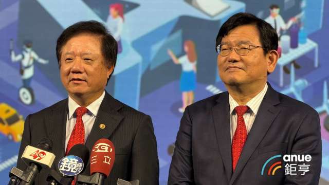 中華電信董事長簡志誠(左)、總經理林榮賜(右)。(鉅亨網記者劉玟妤攝)