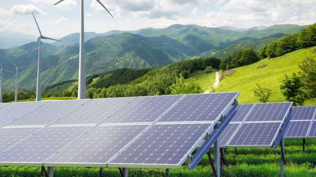 綠電放利多！鼓勵逾10年光電板汰舊換新 明年費率不「縮水」再衝刺500MW新容量。（圖: shutterstock)）