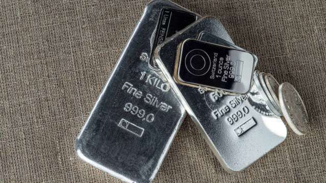 芝商所當機引爆白銀狂潮？ 57美元歷史新高背後的「斷網線」疑雲。(圖：Shutterstock)