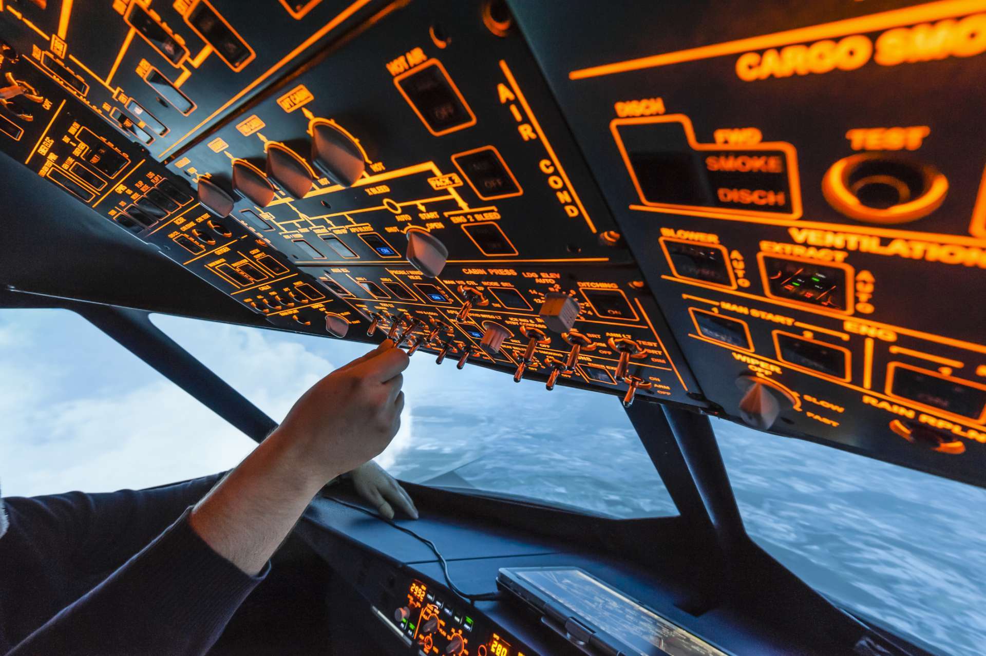 一座專業飛行模擬器內，A320 客機駕駛艙（細節：頂板控制面板）正進行「飛行」操作。Getty Images。