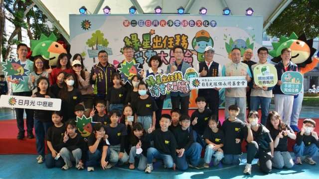 日月光集團中壢廠人力資源處暨公共關係處資深處長郭品泓(中)及與會貴賓共同合影。(業者提供)