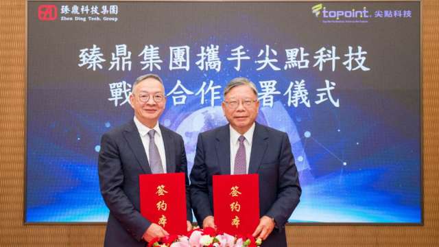 臻鼎-KY董事長沈慶芳(右)與尖點科技董事長林序庭今簽署戰略合作協議。(圖：尖點提供)