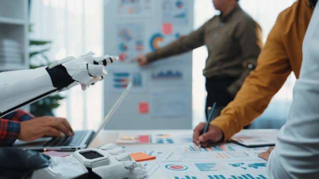 AI幹掉初級分析師！BCG麥肯錫畢業生起薪連3年凍結 專家：金字塔模型瀕崩潰（圖：Shutterstock）