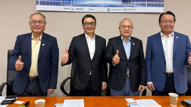 右二為義隆電子董事長葉儀晧。(業者提供)