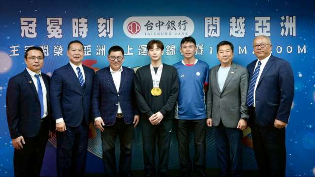 左起為游泳協會秘書長曾正宗、台中銀行常務董事王貴鋒、游泳協會理事長陳任邦、游泳選手王冠閎、教練黃智勇、宏道運動發展基金會執行長陳宗彥、台中銀行總經理董益源。(圖/台中銀行)
