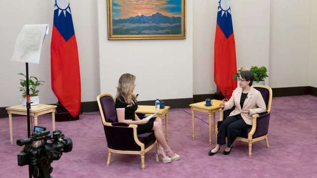 蕭美琴(右)接受美媒專訪表示,台灣可建造美國可靠供應鏈,國防工業主動承擔、也尋求與美共同生產。(圖:總統府提供)