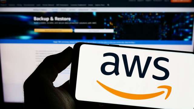 亞馬遜推出Nova Forge服務,讓企業在AI模型訓練早期就能加入自有數據。(圖:Shutterstock)