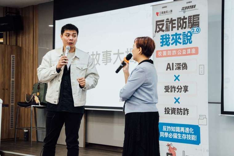 ▲火舞表演者謝岳鵬於講座中分享意外被騙去緬甸詐騙園區的20天恐怖驚魂經歷，並提供學生避免被騙去詐騙園區的防詐撇步。(照片/主辦方提供)