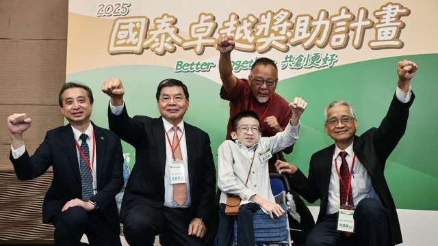 高雄新莊高中孫翊倫(右2)與國泰慈善基金會總幹事張殷壽(左1)、國泰慈善基金會副董事長李長庚(左2)、台灣超人導演曲全立(右2後)國泰慈善基金會董事長黃調貴(右1)合影。(圖/國泰慈善基金會提供)