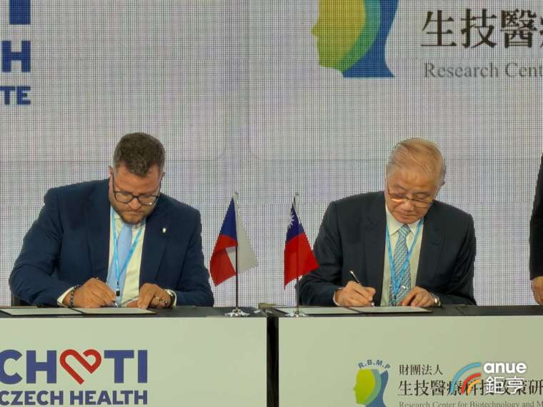 CHTI會長Petr Foit(左)與生策會副會長楊泮池(右)簽訂合作備忘錄。(鉅亨網記者劉玟妤攝)