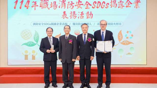 左起日月光中壢廠資深副總沈文智、永續經營級防火標章召急人簡賢文、財團法人台灣建築中心董事長崔懋森、日月光中壢廠職安衛處長袁崇松。(業者提供)