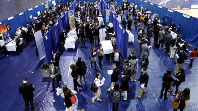 美國上周初領失業金人數大幅下降，但續領人數仍接近近年來高點。(圖:Reuters/TPG)