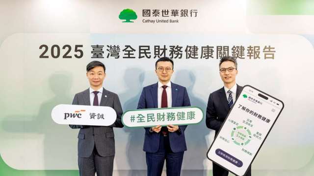 圖為國泰世華銀行副總經理李鼎倫(中)、資誠企業管理顧問公司執行董事陳念平(左)、國泰世華銀行協理鄭凱中(右)。(圖/國泰世華銀行提供)