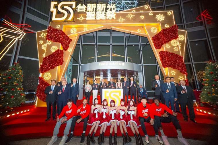 圖說: 台新新光金控合併後第一次舉行聖誕點燈活動，吳東亮董事長及夫人帶領同仁及台新戰神啦啦隊點亮「下雪聖誕樹」