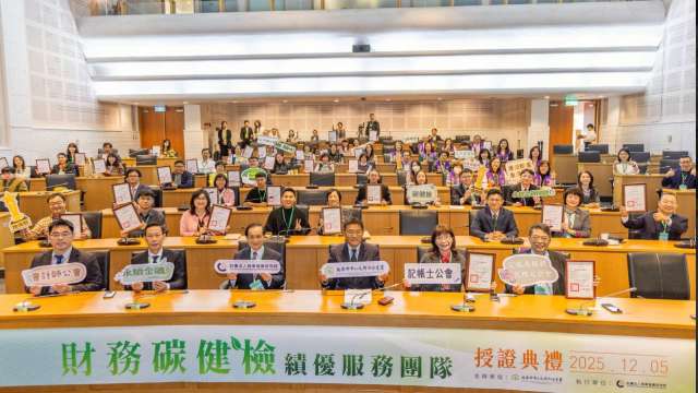 AI會記帳加「記碳」!經部攜三大財會團體「碳健檢」助攻1.2萬中小企淨零轉型。(圖: shutterstock)
