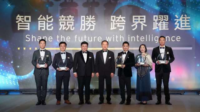 由左至右:東方風能執行長陳柏霖、順立智慧執行長蘇基明、華城電機總座許逸德、安永聯合會計師事務所所長傅文芳、志聖工業總座梁又文、愛爾達科技董座陳怡君、君帆工業總座胡正杰。(圖:安永提供)