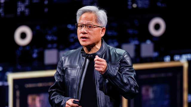 輝達黃仁勳駁斥「AI終結者」論調:人類不會被AI取代。(圖:Shutterstock)