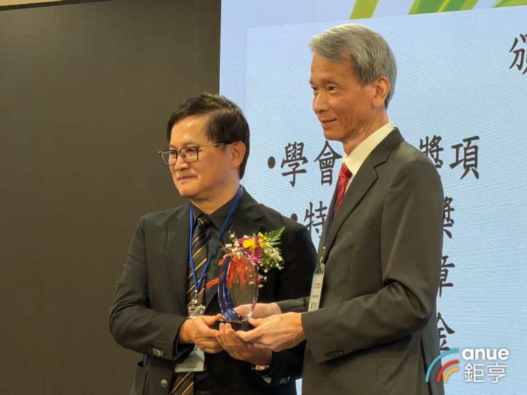 和碩董事長童子賢(右)獲中華民國核能學會「特殊貢獻獎」，右為中華民國核能學會理事長葉宗洸。(鉅亨網記者劉玟妤攝)