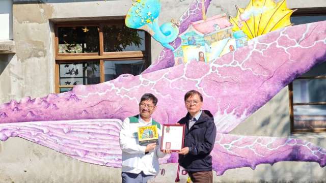 集保結算所董事長林丙輝(右)代表捐贈慈善基金予南台中家扶中心,南台中家扶中心主任蕭舜鴻(左)代表致贈感謝狀。(圖:集保結算所提供)