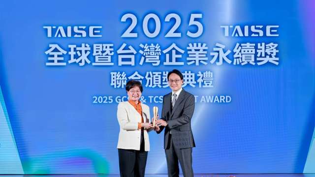 凱基人壽在素有「台灣永續奧斯卡」之稱的TCSA台灣企業永續獎中,獲得五項大獎殊榮肯定,由容覺生執行副總經理(右)代表出席受獎,展現凱基人壽在永續治理、創新服務與普惠金融的全方位成果。(圖/凱基人壽)