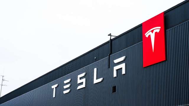 大摩下調特斯拉評等,認為股價已充分反映機器人與AI業務價值。(圖:Shutterstock)