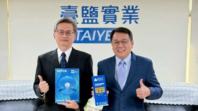 臺鹽董事長丁彥哲(右)與總經理李杰翰(左)率團隊深耕ESG,2025年再度奪下TCSA金級獎,累計創下「八金一銀」的永續佳績。(圖:臺鹽提供)