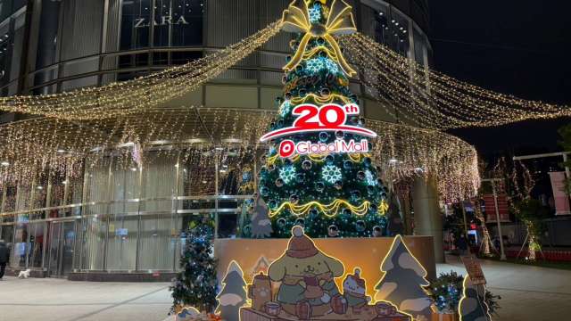 環球購物中心以「20週年耶誕嘉年華」為主題打造出「布丁狗療癒耶誕樹」。(圖：環球購物提供)