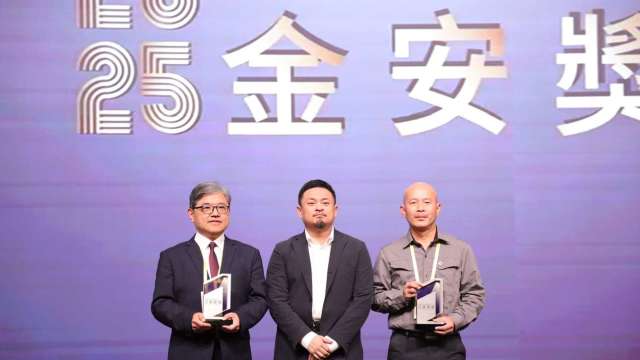 新光人壽榮獲「金安獎」優等獎,由新光人壽副總經理陳芝貴(左)偕同豐譽聯合工程副總經理羅德財(右)共同領獎。(圖/新光人壽)