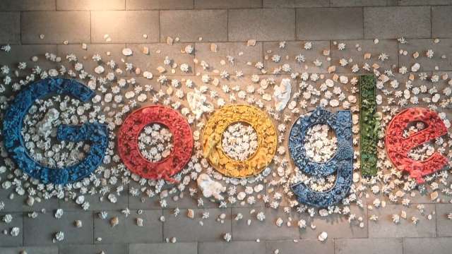 混戰白熱化！谷歌推首款AI眼鏡 多家巨頭搶灘釋積極信號 分析師：光學顯示晶片等族群續受惠（圖：Shutterstock）