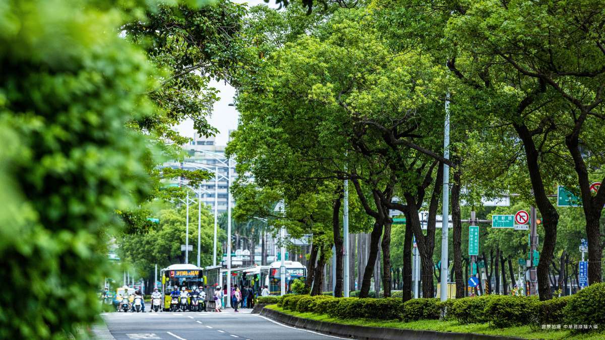 「皇翔 ASTER ONE」位於中華路約 70 米林蔭大道首排