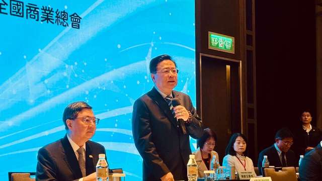 缺工問題嚴重,商總理事長許舒博(右)提解方:讓逃逸移工合法回歸聘用(左:行政院長卓榮泰)。(圖:商總提供)