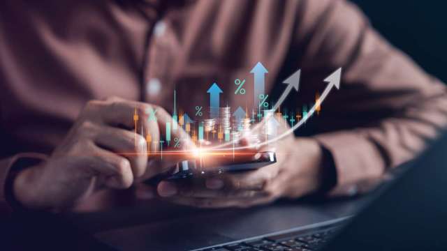 輔信旺季效應帶動11月營收年增逾2成,走揚攻半年線。(圖:shutterstock)